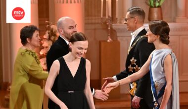 Minja Koskela saapui Linnan juhliin kumppaninsa Timo Furuholmin kanssa.