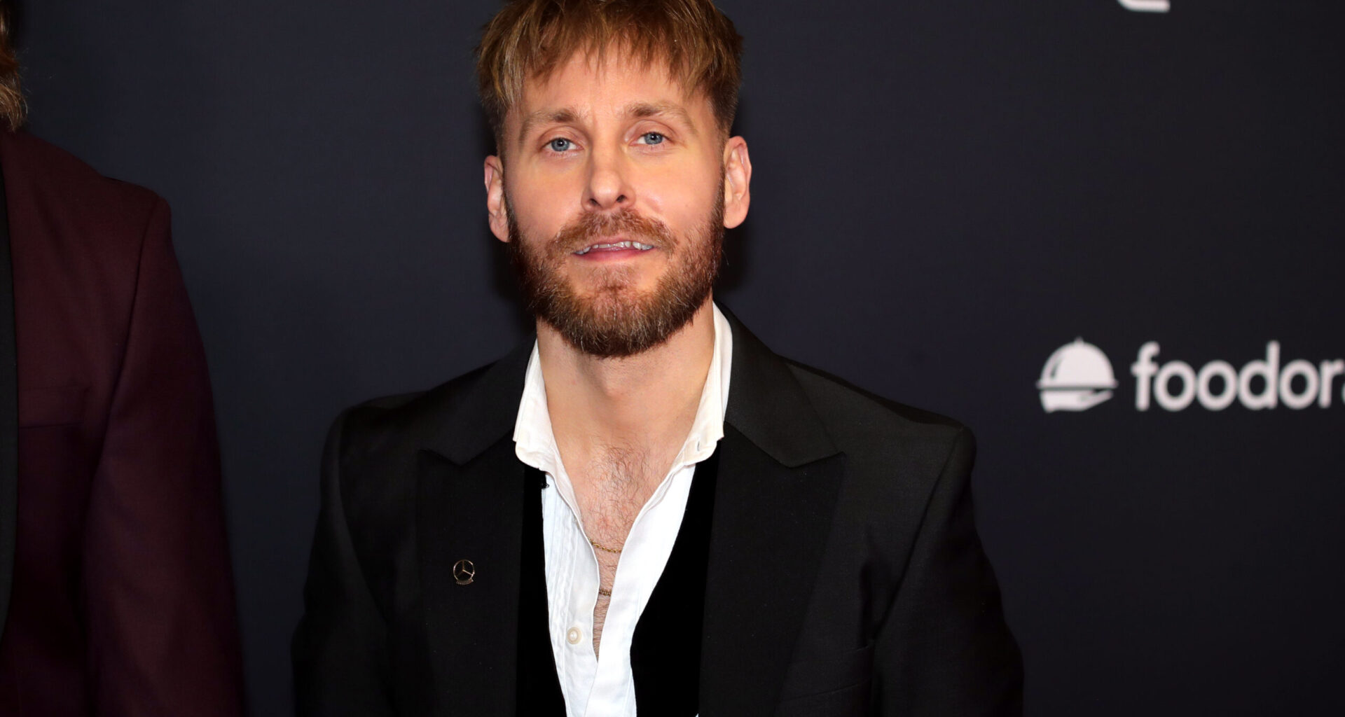 "Ihan muina käärmeenlumoajina" – JVG:n Jare Brandin Linnan juhlien asuvalinta huvittaa