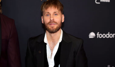 "Ihan muina käärmeenlumoajina" – JVG:n Jare Brandin Linnan juhlien asuvalinta huvittaa