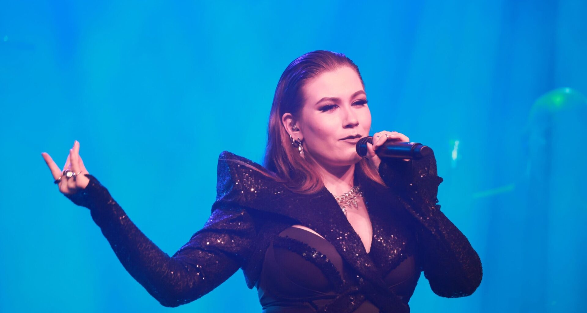 Seiska: Laulaja Bess vaikenee Dannysta