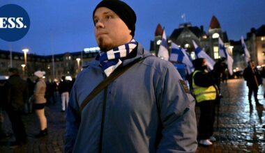 Sinimustan liikkeen Suomi herää -mielenosoituskulkue saapui Eduskuntatalolle – poliisi kertoo puuttuneensa kahden ihmisen toimintaan | Uutissuomalainen