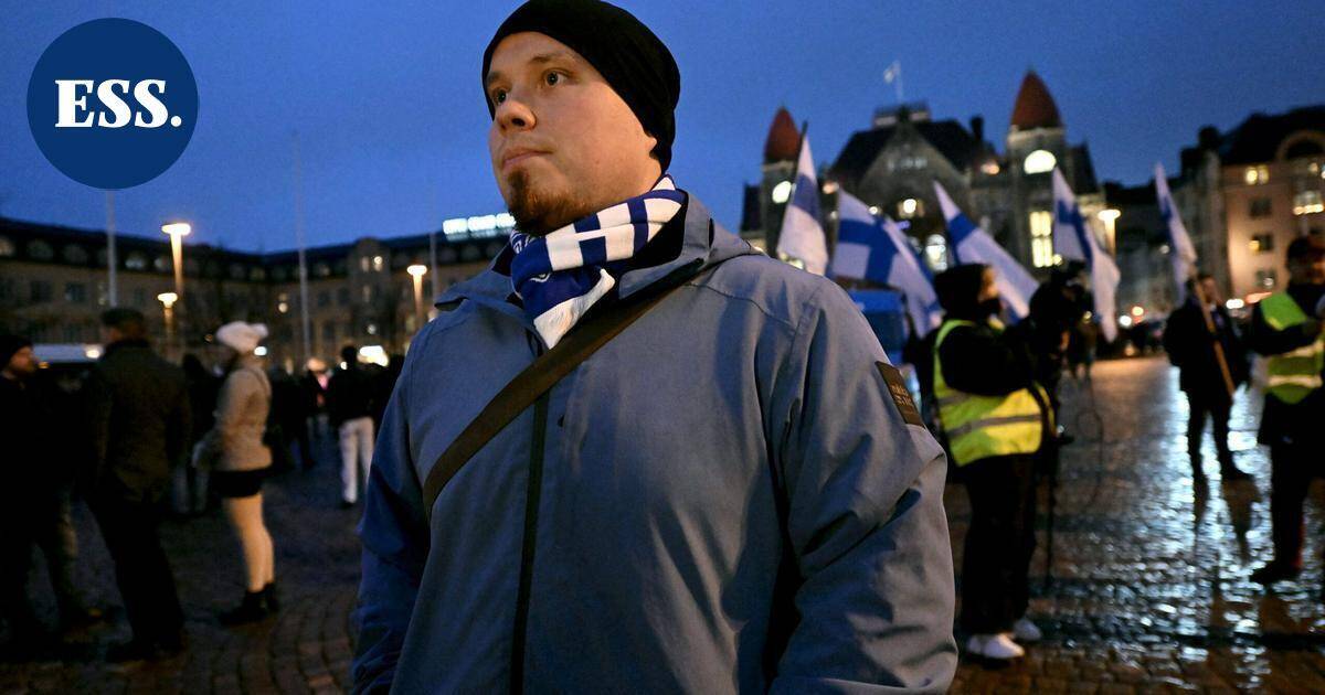 Sinimustan liikkeen Suomi herää -mielenosoituskulkue saapui Eduskuntatalolle – poliisi kertoo puuttuneensa kahden ihmisen toimintaan | Uutissuomalainen