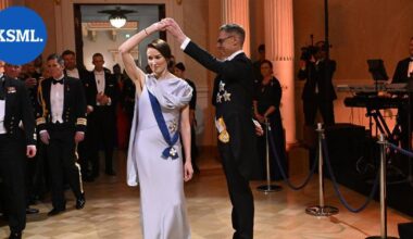 Osa kättelijöistä ohitti presidentin puolison | Uutissuomalainen