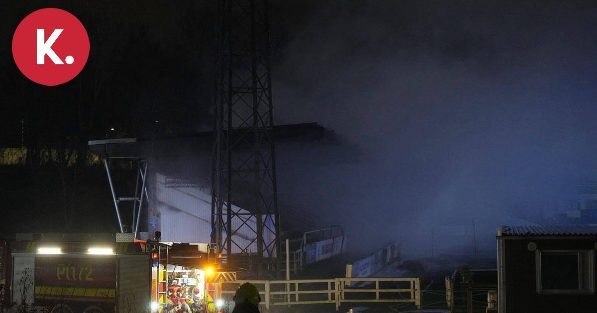 Tehtaan kentän päätykatsomo tuhoutui tulipalossa – "Hirveä isku Valkeakoskelle" | Uutissuomalainen