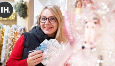 Helsingissä on kauppa, jonne tuodaan bussilasteittain joulukoristeita ostavia ihmisiä – Hanna viettää joulua jo ennen juhannusta | Paikalliset