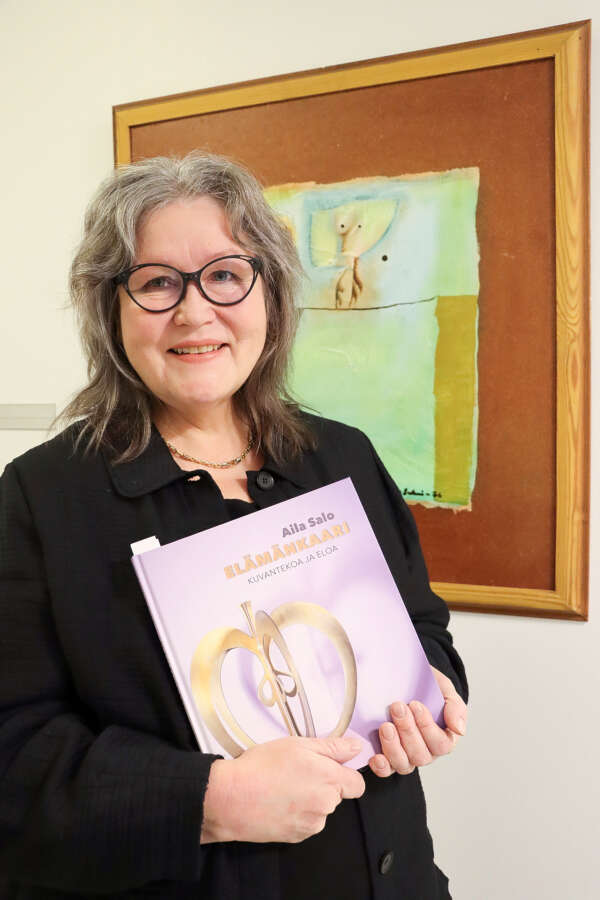 Aila Salon elämä on kuin veistos itsessään – Uusikaupunkilainen Virpi Adamsson kirjoitti taidekirjan ystävästään