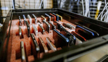 Kaapissa lojuvan mykän kännykän akkupalon riski kasvaa – näin kierrätät vanhat luurit euroiksi