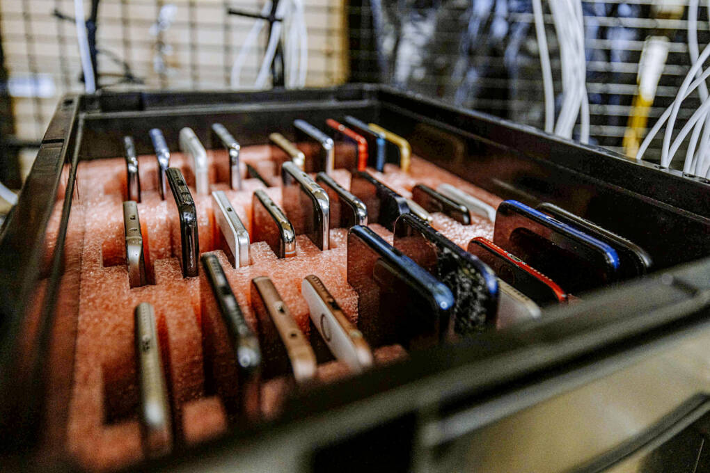 Kaapissa lojuvan mykän kännykän akkupalon riski kasvaa – näin kierrätät vanhat luurit euroiksi