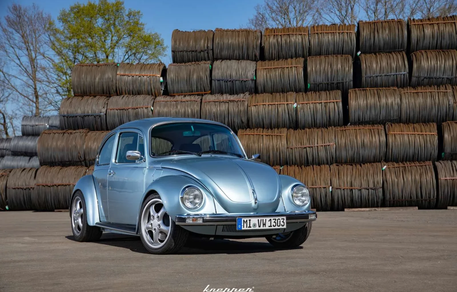 Vain huomaamaton takaspoileri ja nopeusmittarin lukemat vihjaavat tämän VW Kuplan törkyiseen tehoon