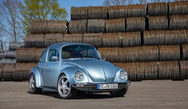 Vain huomaamaton takaspoileri ja nopeusmittarin lukemat vihjaavat tämän VW Kuplan törkyiseen tehoon