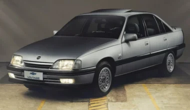 ylellinen Chevrolet Omega entisöitiin uudenveroiseksi