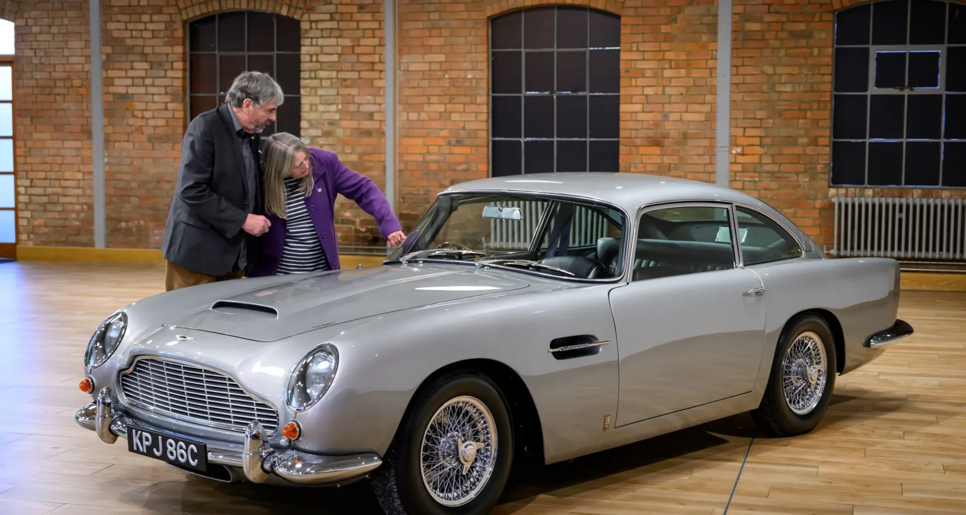 John Williams pysäköi Aston Martin DB5:nsä pihaansa 1977, mihin se jäi vuosikymmeniksi – Tässä kuvat ennen ja jälkeen entisöinnin