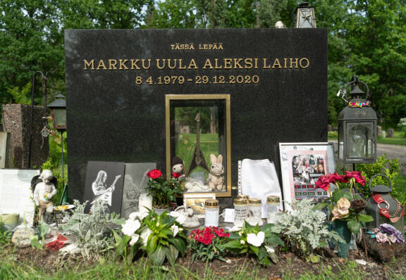 Alexi Laiho on haudattu Malmin hautausmaalle.