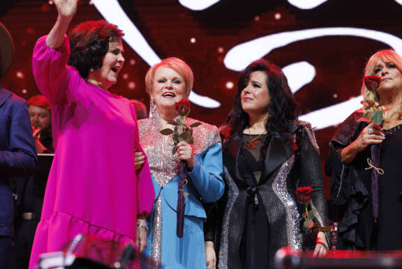 Paula nousi Kiitos Paula -konsertin jälkeen kiittämään ystäviään heidän koskettavista tulkinnoistaan hänen kappaleistaan.