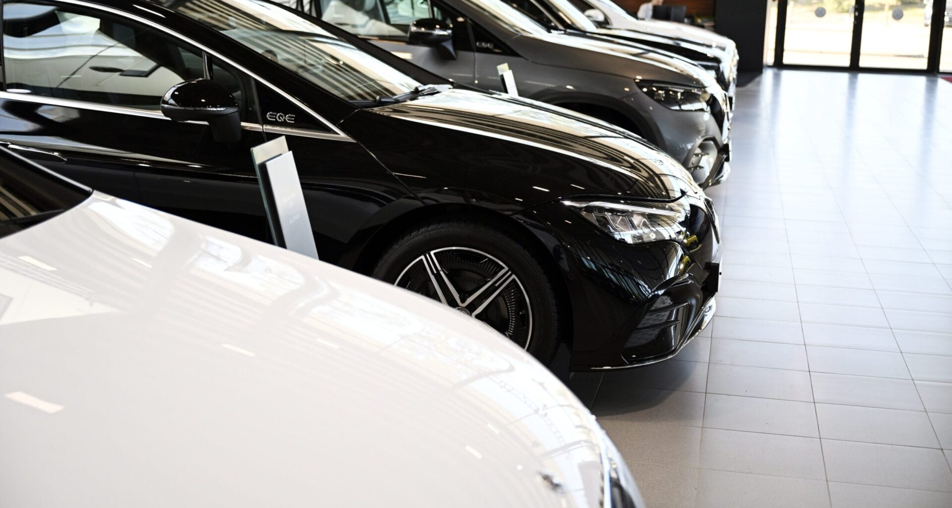 Käytettyjen autojen myynti vilkastui, uusien rekisteröinnit laskussa