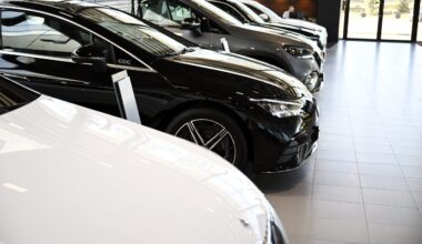 Käytettyjen autojen myynti vilkastui, uusien rekisteröinnit laskussa