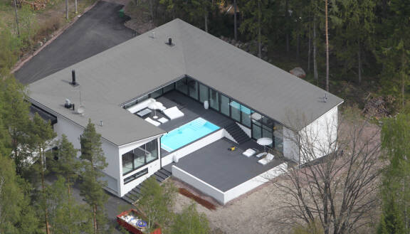 Petri on yrittänyt saada jo pidemmän aikaa kaupaksi Suvisaaristossa sijaitsevaa hulppeaa pytinkiään.