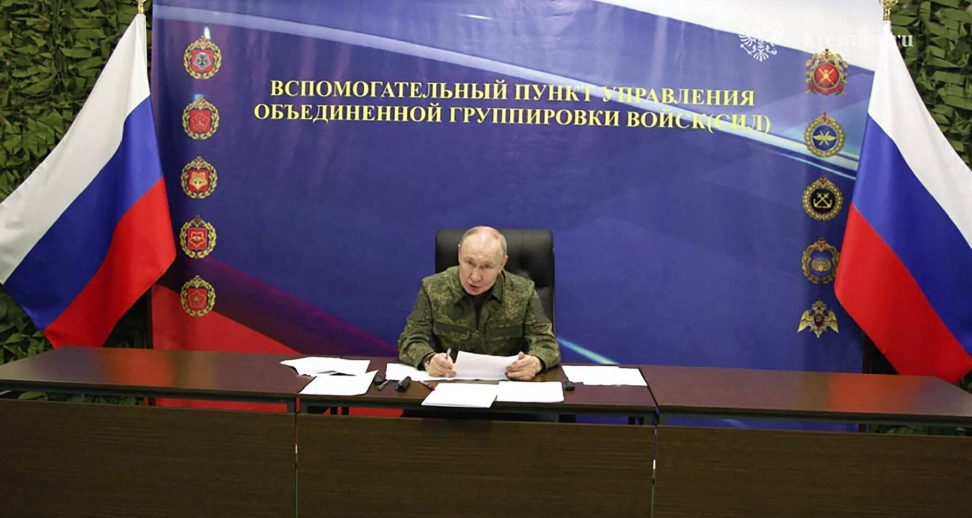 Kenraalit syöttävät Vladimir Putinille pajunköyttä rintaman tilanteesta