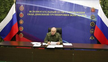 Kenraalit syöttävät Vladimir Putinille pajunköyttä rintaman tilanteesta