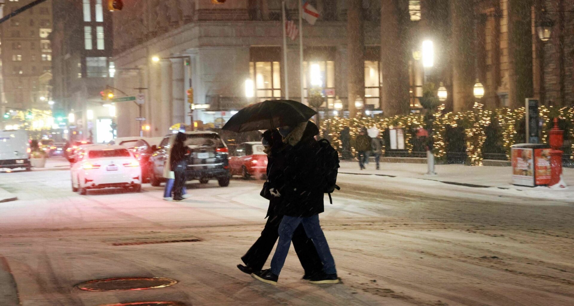 New York hätätilassa, yli 900 lentoa peruttu lumimyrskyn vuoksi