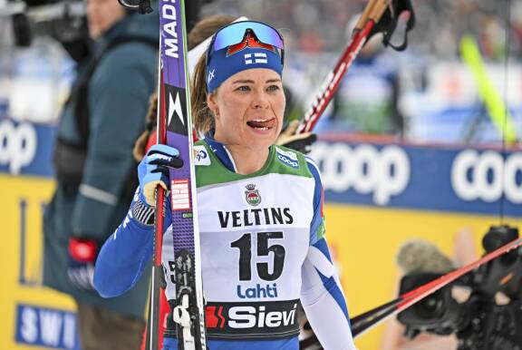 Krista vastaili toimittajan kysymyksiin iloisesti ja vakuutti, ettei kolmas pyörä aiheuttanut avioeroa.