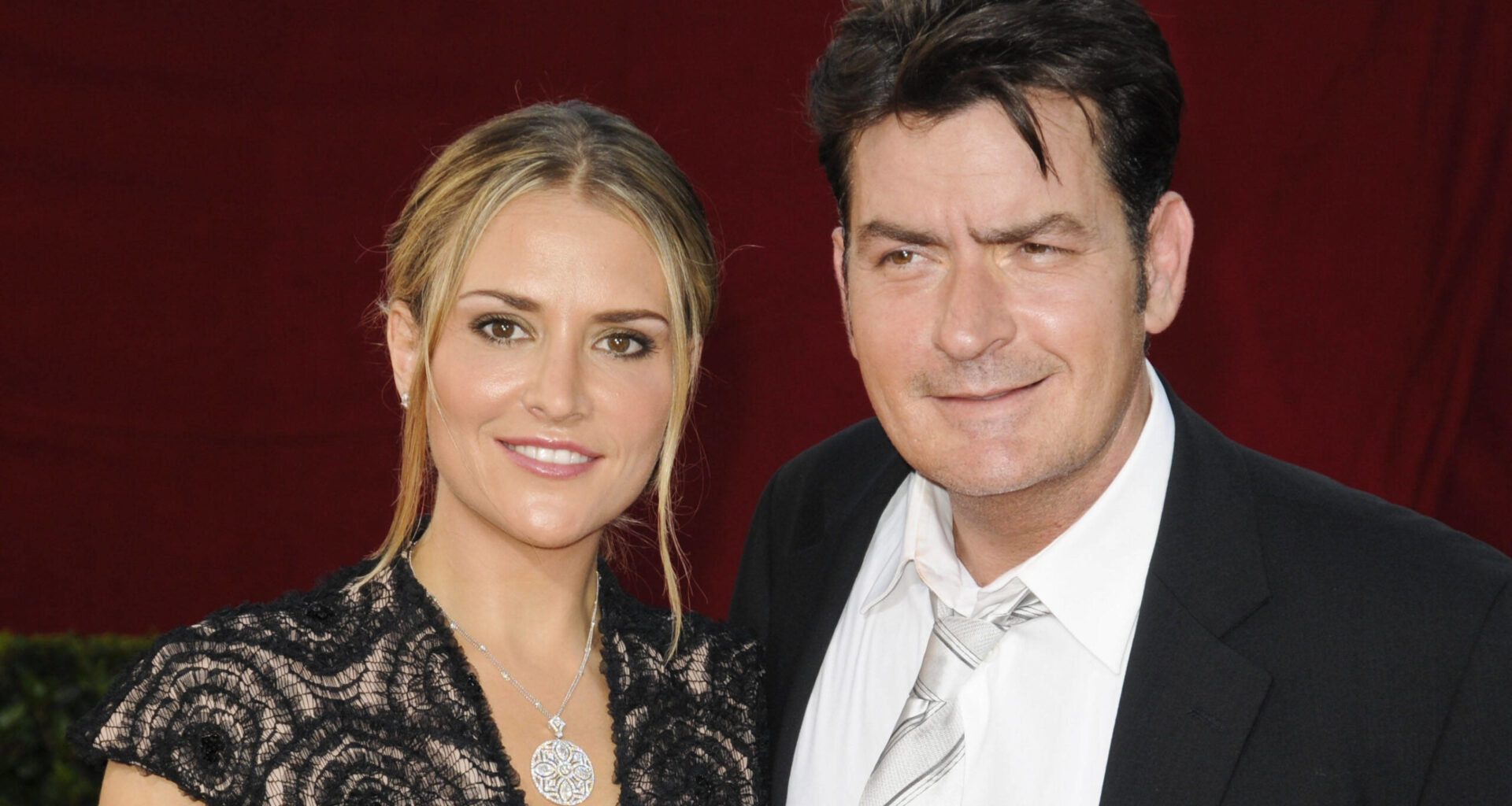 Charlie Sheenin ex-vaimo vaatii jättisummaa oikeusteitse ja hän haluaa sen heti