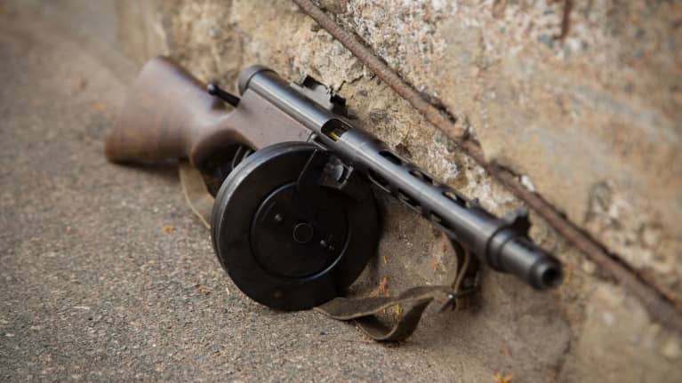 Vanha ampuma-ase Ylen rekvisiitasta.