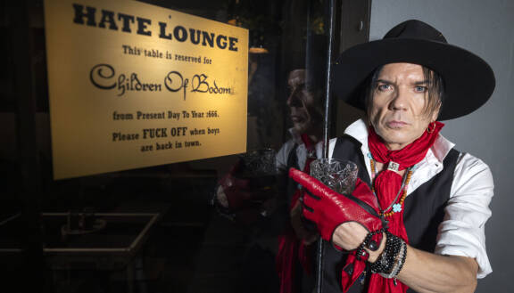 Alexi Laiho on läsnä Jussi69:n The Riff -rokkibaarissa.