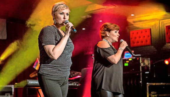 Hanna-Riikka Siitonen ja Nina Tapio laulavat mikrofoneihin.