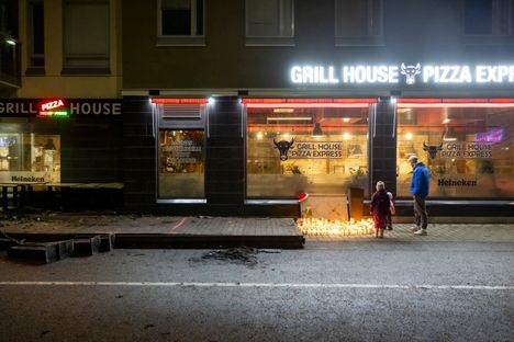 Ihmisiä kävi hiljentymässä turmapaikalla.