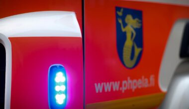 Kaksi matkustajaa juuttui katolleen suistuneeseen autoon Iitissä – sivulliset auttoivat ulos | Päijät-Häme