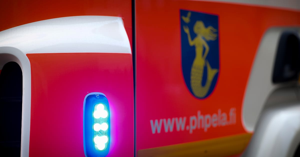 Kaksi matkustajaa juuttui katolleen suistuneeseen autoon Iitissä – sivulliset auttoivat ulos | Päijät-Häme