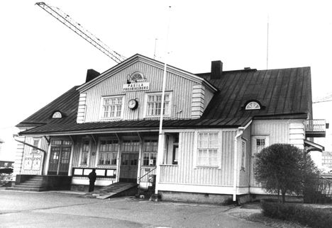 Pasilan nykyinen asemarakennus on rakennettu vuonna 1923. Uusi asema saadaan vuosina 1977—78, jos kustannusjaosta päästään valtion ja kaupungin kanssa yksimielisyyteen.