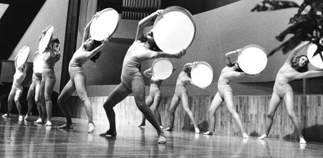 Väriä SVUL:n pääjuhlassa: Viippola-koulun kehäkiekko-ohjelma.