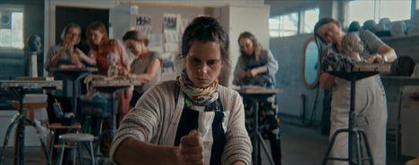 Olga Temonen näyttelee sivuroolissa savitöitä harrastavaa, muista eristäytyvää äitiä.