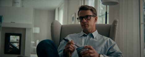 Siljan aikuista ystävää näyttelee Konsta Hietanen.