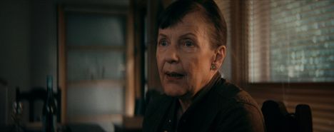 Mummi (Eeva Eloranta) on traumatisoituneen äidin sekä nuoren Siljan tuki ja turva.