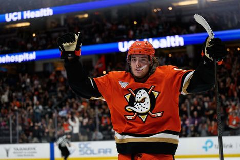 Leo Carlsson on yksi NHL:n nuorista tähdistä.