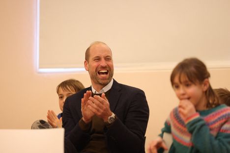 Prinssi Williamilla oli hauskaa komedian parissa. Nauruhetki tallentui kuviin.