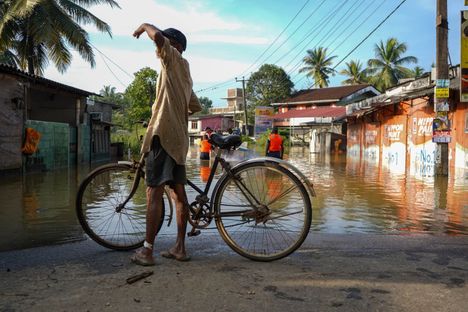 Iso osa Sri Lankan pääkaupungin Colombon asukkaista oli maanantaina edelleen ilman sähköä.