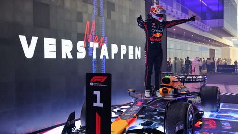 Isack Hadjarin tuleva tallikaveri on nelinkertainen maailmanmestari Max Verstappen.