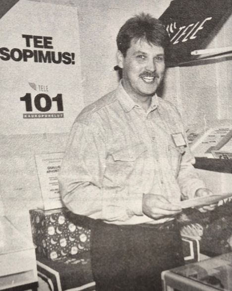 Valkeakosken seudun kauppaoppilaitoksella pidettiin perinteiset joulumessut. Lauantaina väkeä kävi noin 3 000 henkeä. Myyntipäällikkö Juha Alanko kertoi Telen osastolla, että internet kiinnosti erityisesti keski-ikäisiä miehiä: ”Ihmiset kyllä tietävät, mikä internet on, mutta kynnys lähteä itse käyttämään sitä on yhä korkea”, Alanko kertoi Valkeakosken Sanomille.