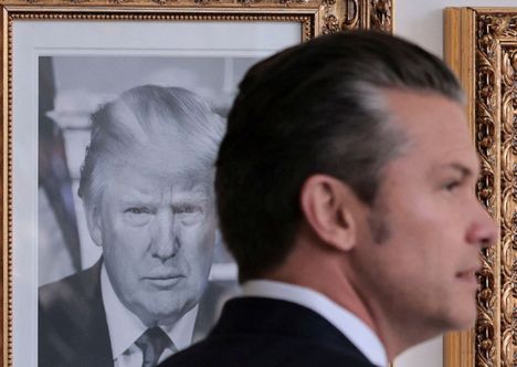 Yhdysvaltain puolustusministeri Pete Hegseth seisoi presidentti Donald Trumpin muotokuvan edessä Valkoisessa talossa viime viikon tiistaina.