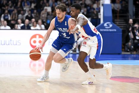 Mikael Jantunen piti Gerald Ayayin kurissa.