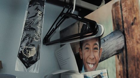 Dominicin vanhemmat ovat jättäneet huoneeseen kuvan koulussa ammutusta pojastaan.