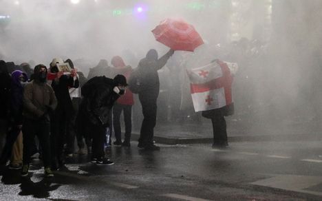 Georgian viranomaiset käyttivät vesitykkejä syksyllä 2024 Tbilisissä.
