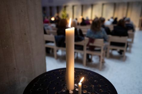 Tikkurilan kirkkoon saapui noin sata surijaa.