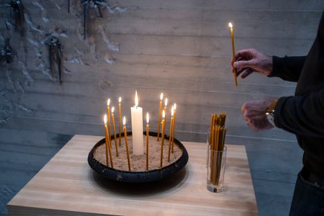 Lähes kaikki halusivat sytyttää kynttilän.