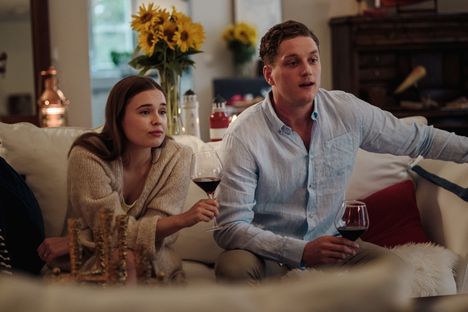 Linda (Marketta Tikkanen) kiinnostuu hänen elämäänsä putkahtavasta Rikusta. Lindan poikaystävää Joakimia näyttelee Elias Gould.