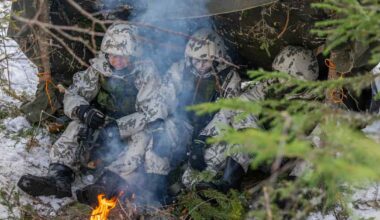 Varusmiehet opetetaan yöpymään maakuopisssa – droonit tuhoaisivat teltat heti | Kotimaa